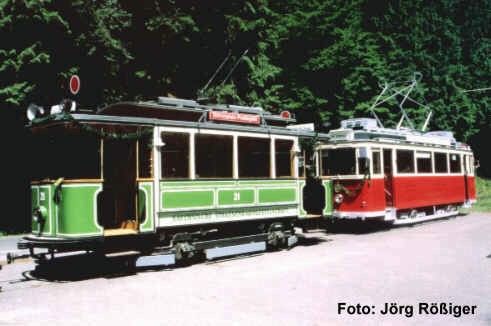 Der Triebwagen 21 Triebwagen 21 steht vor einem anderen historischen Triebwagen